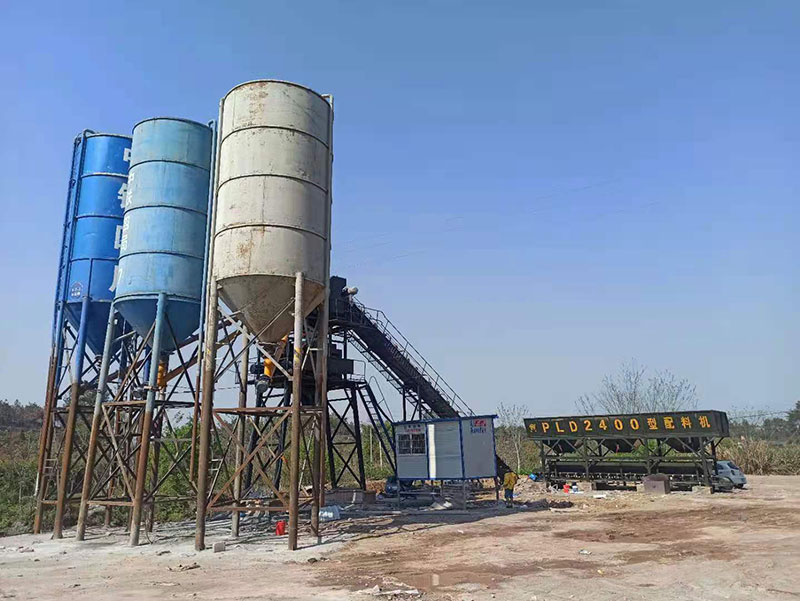 隧道口一般用多大的攪拌機(jī)，hzs75強(qiáng)制混凝土攪拌站的重量